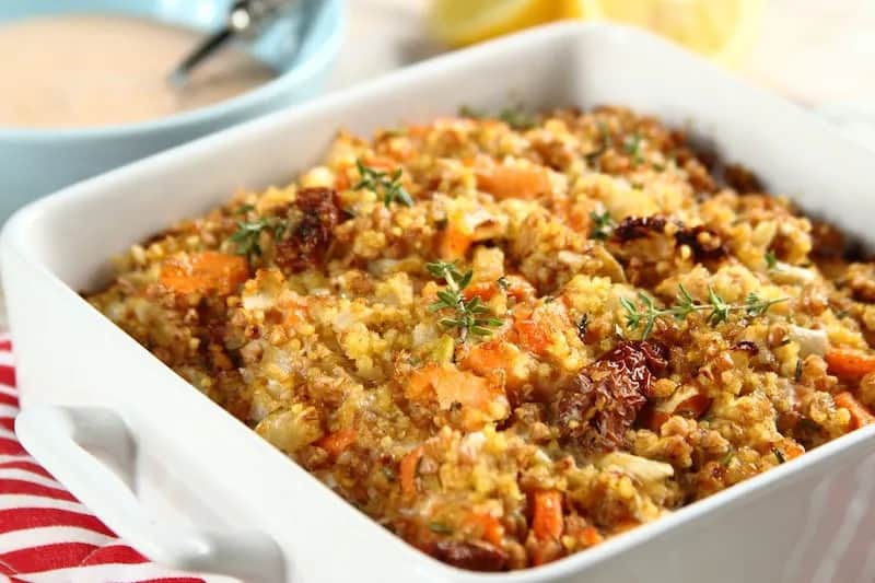 Zapiekanka z kaszą jaglaną i mięsem: przepis na zdrowy obiad!